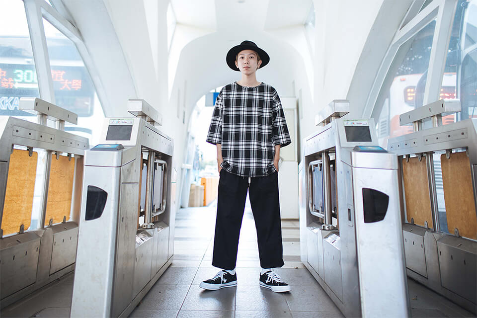 NEXTMOBRIOT 18 SS Cursive Check 34 OVS Tee (1)