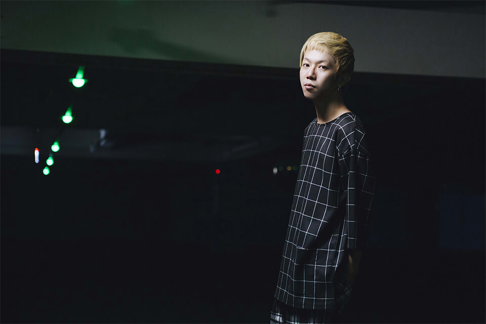 NEXTMOBRIOT 18 SS Cursive Check 34 OVS Tee (10)