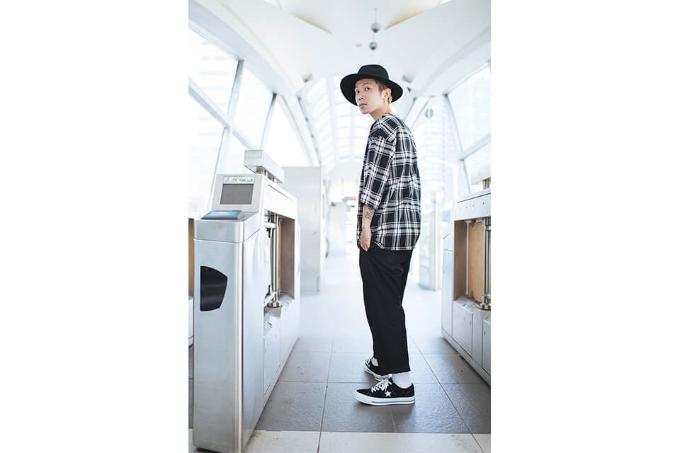 NEXTMOBRIOT 18 SS Cursive Check 34 OVS Tee (2)