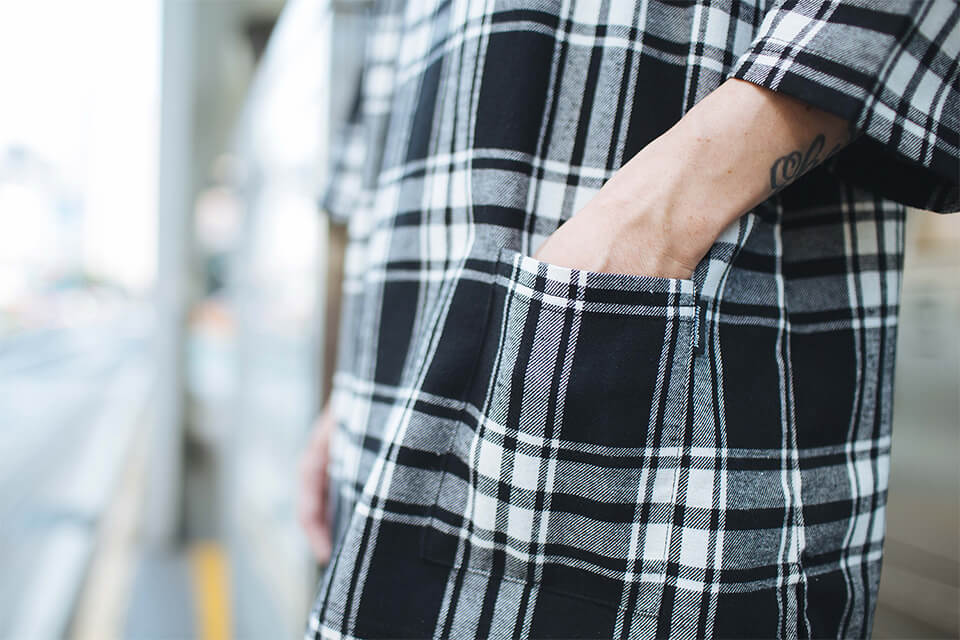 NEXTMOBRIOT 18 SS Cursive Check 34 OVS Tee (5)