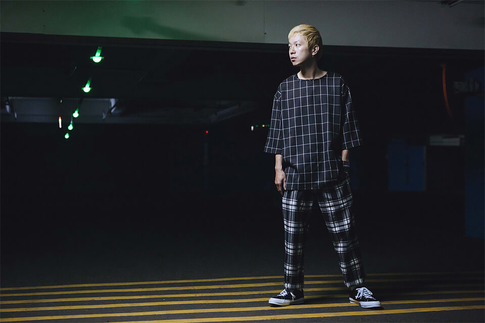 NEXTMOBRIOT 18 SS Cursive Check 34 OVS Tee (7)