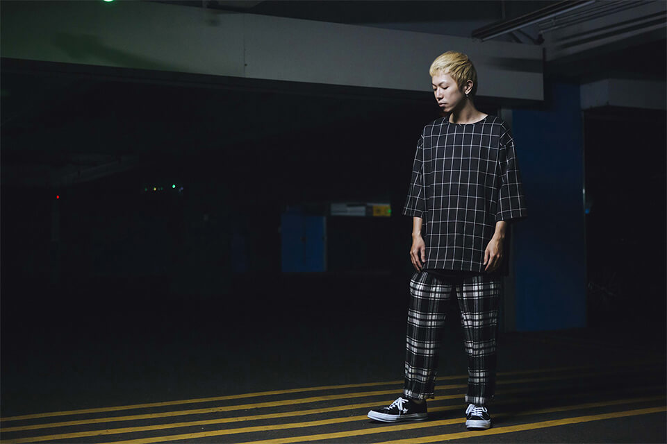 NEXTMOBRIOT 18 SS Cursive Check 34 OVS Tee (8)