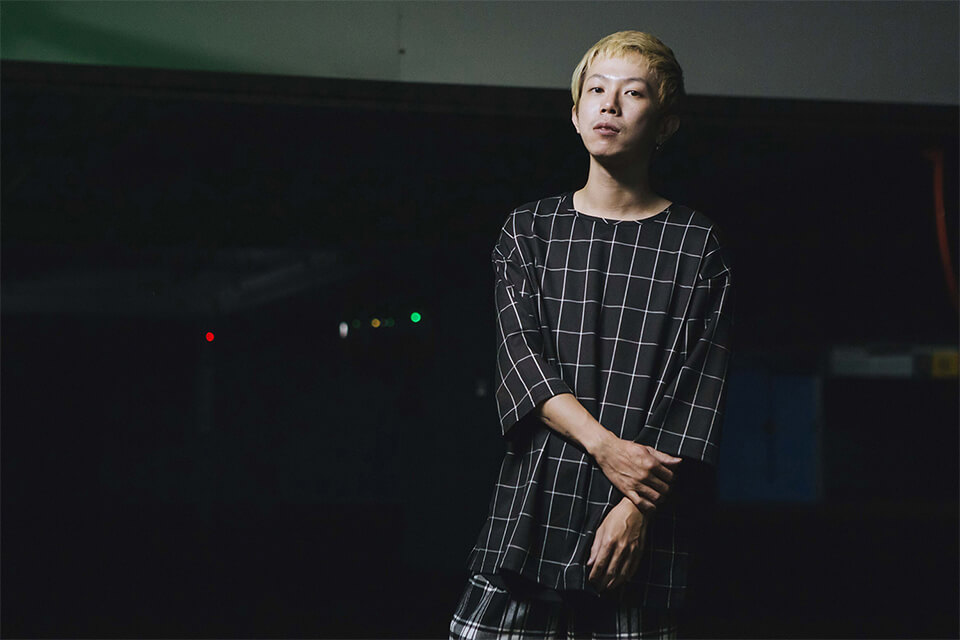 NEXTMOBRIOT 18 SS Cursive Check 34 OVS Tee (9)