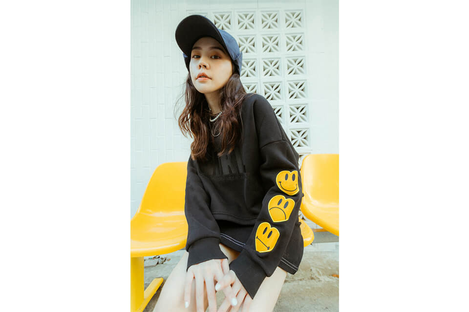 SMG 22 AW WMNS Crop Sweatshirt (1)