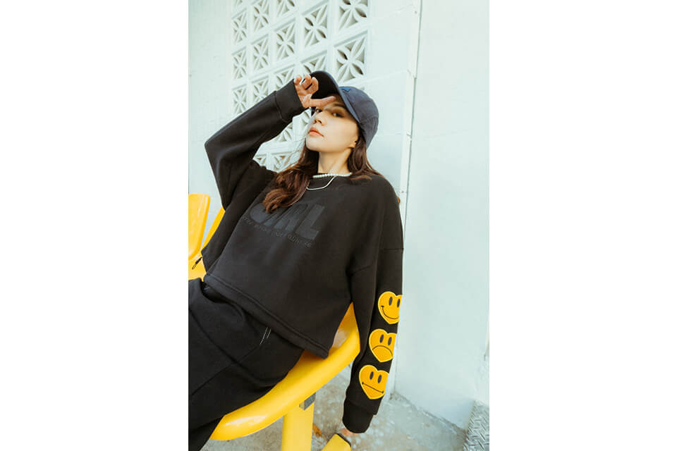 SMG 22 AW WMNS Crop Sweatshirt (2)