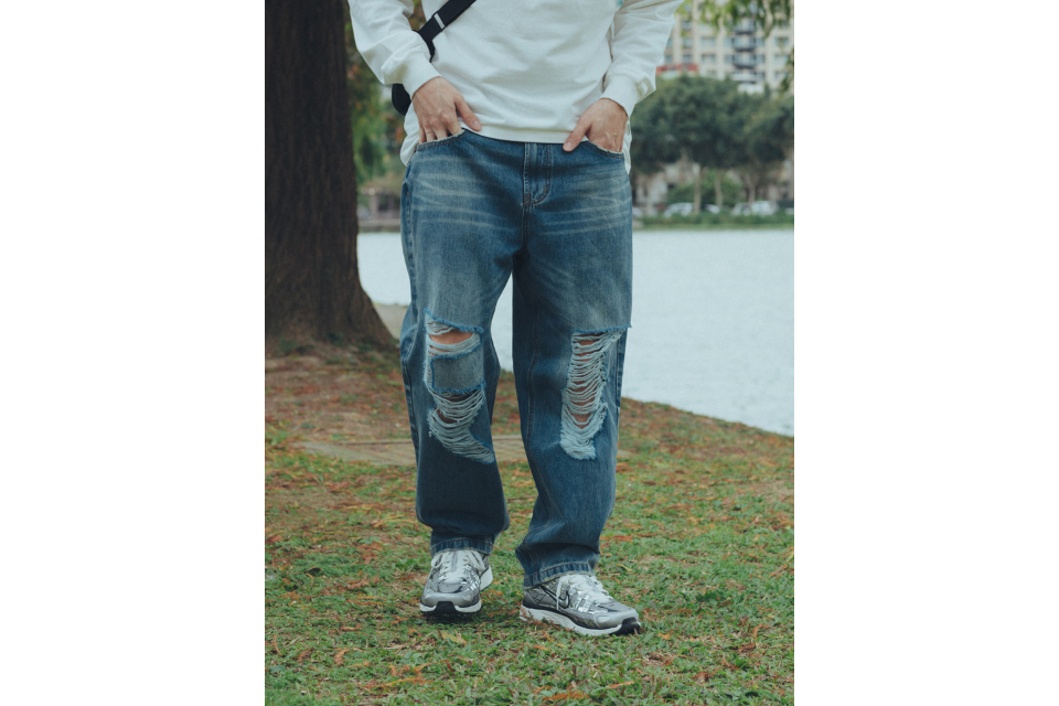 SMG 23 AW Destroyed Washed Denim Pants (2)