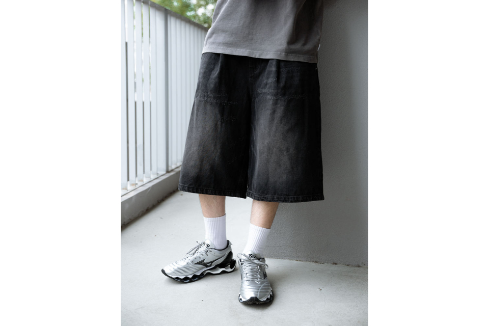Washed Distressed Denim Pleated Jorts (4)