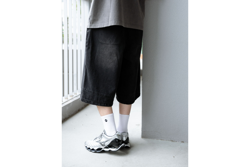 Washed Distressed Denim Pleated Jorts (5)